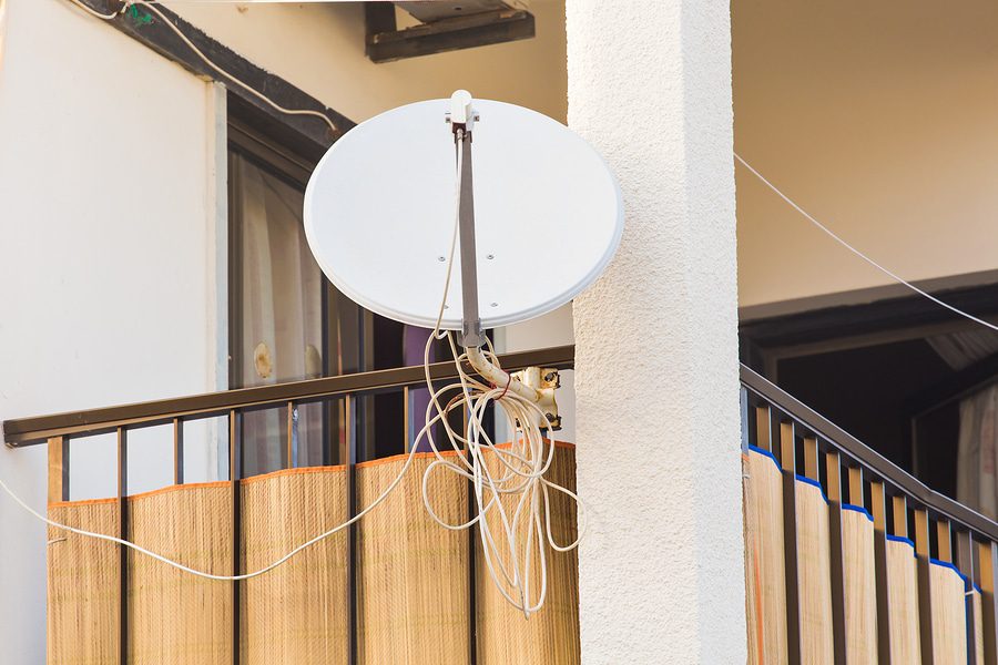 Parabolantenne auf dem Balkon