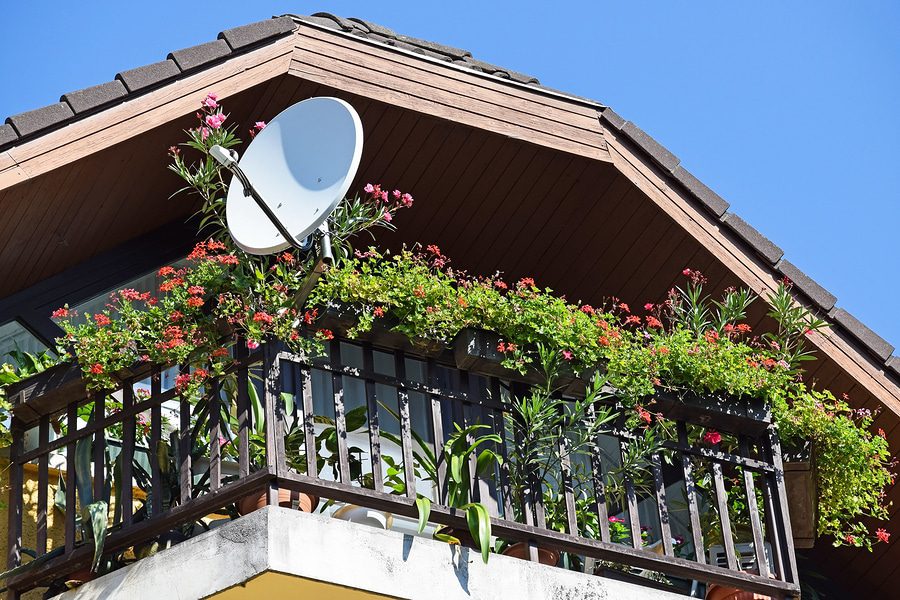 Parabolantenne Aufstellung auf einem Balkon einer Wohnungseigentumsanlage