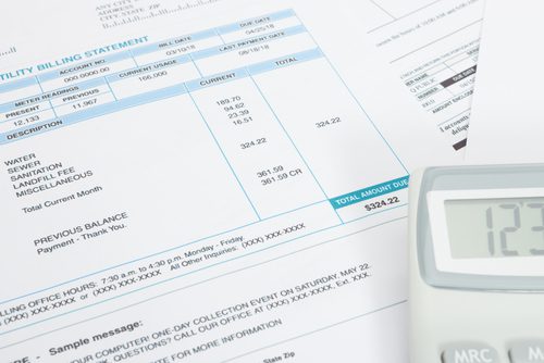 formell ordnungsgemäße Betriebskostenabrechnung - Anforderungen AG Aschaffenburg Az.: 115 C 638/13 Urteil vom 31.07.2014 1. Die Klage wird abgewiesen. 2. Die Kosten des Rechtsstreits trägt der Kläger. 3. Das Urteil ist vorläufig vollstreckbar.Der Kläger kann die Vollstreckung durch Sicherheitsleistung in Höhe von 120 % des zu vollstreckenden Betrages abwenden, sofern nicht die Gegenseite zuvor Sicherheit in gleicher Höhe leistet. Tatbestand Die Beklagten mieteten mit Mietvertrag vom 28.12.2008 Mieträumlichkeiten im Anwesen in 63762 Großostheim an. Es wurde eine monatliche Kaltmiete in Höhe von 645,-- € zzgl. einer Garagenmiete von 30,-- € sowie einer monatlichen Vorauszahlung für Betriebskosten in Höhe von 220,-- € vereinbart. Mit Schreiben vom 27.12.2010 wurde den Beklagten die Betriebskostenabrechnung für das Jahr 2009 übermittelt. Diese ergab einen Nachzahlungsbetrag von 803,84 €. Hiergegen wurden seitens der Beklagtenseite Einwände geltend gemacht u.a. mit Schriftsatz vom 02.11.2011 und 28.11.2011. Die Klägerseite erläuterte ihre Abrechnung mit Schreiben vom 04.01.2011. Zudem wurde am 17.01.2011 ein Gespräch zwecks Erläuterung der Nebenkostenabrechnung zwischen den Parteien geführt. Mit e-mail vom 01.03.2011 erläuterte die Firma I die vorgenommen Berechnung. Mit Schreiben vom 26.12.2011 wurde der Beklagtenseite eine Nebenkostenabrechnung für den Abrechnungszeitraum 01.01.2010 bis 31.12.2010, die mit einem Nachzahlungsbetrag in Höhe von 1.024,78 € schloss, übermittelt. Beigefügt war diesem Schreiben eine weitere Seite mit "Anmerkungen zur Nebenkostenabrechnung 2009", die erstmals im Jahr 2011 an die Beklagtenseite übermittelt wurden. Gegen die Nebenkostenabrechnung wurden seitens der Beklagtenseite Einwände erhoben unter anderem mit Schriftsatz vom 22.02.2012. Die Klägerseite behauptet, dass die Erläuterungen der Firma I gemäß e-mail vom 01.03.2011 bereits im Jahr 2011 der Beklagtenseite zur Verfügung gestellt worden seien. Die Klägerseite ist der Auffassung, dass die sich aus den Nebenkosten ergebenden Nachzahlungsbeträge zur Zahlung fällig sind. Die Klägerseite beantragt daher, die Beklagten zu verurteilen, an die Klägerseite einen Betrag in Höhe von 1.828,62 € nebst Zinsen in Höhe von 5 Prozentpunkten über dem jeweiligen Basiszinssatz nach § 247 BGB aus 1.024,78 € seit dem 21.01.2012 sowie aus weiteren 803,84 € seit dem 25.01.2011 zu zahlen, nebst außergerichtlicher Rechtsverfolgungskosten des Klägers in Höhe von 192,90 € nebst Zinsen hieraus in Höhe von 5 Prozentpunkten über dem jeweiligen Basiszinssatz nach § 247 BGB seit dem 12.05.2013 zu zahlen. Die Beklagten beantragen, die Klage abzuweisen. Sie sind der Auffassung, dass die Nebenkostenabrechnungen zum einen nicht formell ordnungsgemäß erstellt seien. Vor allem sei die Aufteilung der Nutzergruppen in der vorliegenden Heizkostenabrechnung nicht hinreichend erläutert, was zu einer formellen Unwirksamkeit führe. Ergänzend wird auf sämtliche Schriftsätze der Parteien nebst Anlagen sowie auf alle anderen sonstigen Aktenteile vollinhaltlich Bezug genommen. Entscheidungsgründe Die zulässige Klage ist letztlich unbegründet. Die Frage der formellen Ordnungsgemäßheit einer Abrechnung ist – da Fälligkeitsvoraussetzung – grundsätzlich von Amts wegen zu prüfen. Fehlt es daran, ist eine Klage des Vermieters bezüglich einer Nachforderung abzuweisen. Die Fälligkeit einer Betriebskostennachzahlung setzt den Zugang einer formell ordnungsgemäßen Abrechnung voraus. (BGH, NJW 2007, Seite 1059 Rdnr. 8) Die Einhaltung der Abrechnungsfrist wird jedoch nur mit einer formell ordnungsgemäßen Abrechnung gewahrt; allein inhaltliche Fehler können auch nach Fristablauf korrigiert werden (BGH Urteil vom 19.01.2005, Az.: VIII ZR 116/04). Die Abrechnung muss dabei den allgemeinen Anforderungen des § 259 BGB entsprechen, also eine geordnete Zusammenstellung der Einnahmen und Ausgaben enthalten. Unter geordneter Zusammenstellung ist dabei eine zweckmäßige und übersichtliche Aufgliederung in Abrechnungsposten zu verstehen. Soweit keine besonderen Abreden vorliegen sind mindestens anzugeben eine Zusammenstellung der Gesamtkosten, die Angabe und Erläuterung der zugrunde gelegten Verteilerschlüssel, die Abrechnung des Anteils des Mieters sowie der Abzug der Vorauszahlungen des Mieters. (Vergleiche hierzu BGH NJW 1982, 573 ff., BGH Urteil vom 14.02.2007, Az.: VIII ZR 1/06). Was eine Nebenkostenabrechnung darüber hinaus im Einzelnen zu enthalten hat, ergibt sich aus ihrem Zweck. Sie soll den Mieter in die Lage versetzen den Anspruch des Vermieters nachzuprüfen. Dazu muss er die Abrechnung gedanklich und rechnerisch nachvollziehen können. Diese Funktion erfüllt sie nur, wenn sowohl die Einzelangaben als auch die Abrechnung insgesamt klar, übersichtlich und aus sich heraus verständlich sind. Abzustellen ist dabei auf das durchschnittliche Verständnisvermögen eines juristisch und betriebswirtschaftlich nicht geschulten Mieters. Welche Angaben dabei im Einzelnen in der Nebenkostenabrechnung enthalten sein müssen, hängt in erster Linie von der Ausgestaltung des jeweiligen Mietverhältnisses ab. Zu beachten ist dabei jedoch, dass die Pflichten zur Spezifizierung der abgerechneten Kosten nicht überspannt werden dürfen. Notwendig, aber auch ausreichend ist es, daß der Mieter die ihm angelasteten Kosten bereits aus der Abrechnung klar ersehen und überprüfen kann, so dass die Einsichtnahme in dafür vorliegende Belege nur noch zur Kontrolle und zur Behebung von Zweifeln erforderlich ist (BGH, NJW 1982, 573). Daneben muss die erteilte Abrechnung für die Mieter nachvollziehbar sein. Diese richtet sich danach, ob der Mieter in der Lage ist, die zur Verteilung anstehenden Kostenpositionen zu erkennen und anhand des ihm mitgeteilten Verteilerschlüssels den auf ihn entfallenden Anteil an diesen Kosten rechnerisch nachprüfen kann (vgl. hierzu BGH, Urteil vom 23. Juni 2010, Aktenzeichen VIII ZR 227/09). Voraussetzung ist des Weiteren, dass sich der Abrechnung der zugrunde gelegte Verteilerschlüssel hinreichend entnehmen lässt. Es muss deutlich werden, ob eine Umlage nach Verbrauch, Personenbelegung, Anzahl der Wohnungen, Wohnfläche, Nutzfläche, Grundstücksfläche oder sonstigen Flächen vorgenommen wurde (vgl. hierzu BGH Versäumnisurteil vom 08. Dezember 2010, Aktenzeichen VIII ZR 27/10). Fehlt es an einer hinreichenden Bestimmtheit des Verteilerschlüssels, ist die Nebenkostenabrechnung wegen fehlender Nachvollziehbarkeit unwirksam (vgl. hierzu Entscheidung des BGH a.a.O.). So verhält es sich letztlich im vorliegenden Fall. Der sich aus der Nebenkostenabrechnung vom 23.10.2010 ergebende Nachzahlungsbetrag in Höhe von 803,84 € für den Abrechnungszeitraum vom 01.01.2009 bis 31.12.2009 steht der Klägerseite nicht zu. Diese Abrechnung wird nämlich den oben genannten Kriterien nicht gerecht. Dieser Abrechnung ist nämlich letztlich keinerlei Bestimmung des Verteilerschlüssels zu entnehmen. Der jeweilige Verteilerschlüssel wird jeweils nur mit Menge überschrieben. Wie sich diese Mengenverhältnisse von 1000 zu 500 bzw. 1000 zu 382,2 ergeben, erschließt sich letztlich nicht. Es handelt sich lediglich um die Mitteilung von Zahlen, wobei sich aus der Nebenkostenabrechnung nicht erschließt, wie sich diese Beträge zusammensetzen. Nach alledem können die diesbezüglich ermittelten Nachzahlungsbeträge für Strom Garage, Strom Haus, Schornsteinfeger Kachelofen, Versicherungen, Wartung, Gartenpflege, Hauswart nicht umgelegt werden. Diese ergeben bereits einen Betrag von 664,48 €. Darüber hinaus fehlt bei der Umlage des allgemeinen Stroms jegliche Angabe eines Verteilerschlüssels. Hier wird auch nicht deutlich, ob nach Verbrauch, nach Quadratmeter oder wie überhaupt der sich hieraus ergebende Anteil von 238,79 zu 79,15 ermittelt worden ist. Aus der Summe dieser Beträge ergibt sich ein Betrag von 743,63 €, der bereits nicht erstattungsfähig ist. An der mangelnden Nachvollziehbarkeit dieser Nebenkostenabrechnung vermag auch das unstreitig am 17.01.2011 geführte Gespräch zwischen den Parteien nichts zu ändern. Dieses Gespräch, das offensichtlich auch die Nebenkostenabrechnung und deren Erläuterung zum Gegenstand hatte, fand nämlich letztlich nach Ablauf der maßgeblichen Frist des § 556 Abs. 3 Satz 2 BGB statt. Hiernach erfolgte Erläuterungen sind letztlich ohne Belang. Ferner weist die zur Nebenkostenabrechnung des Jahres 2009 gehörende Heizkostenabrechnung ebenfalls Mängel im Hinblick auf den Verteilerschlüssel auf. Auch für die Heizkostenabrechnung gilt, dass die zugrunde gelegten Verteilerschlüssel für den Mieter nachvollziehbar sein müssen und die Abrechnung für einen durchschnittlichen Mieter nachvollziehbar sein müssen. Dies ist bei der Heizkostenabrechnung der Firma I jedoch nicht der Fall. Unter Nr. 5 wird nämlich eine Aufteilung nach Nutzergruppen vorgenommen. Hier werden Nutzergruppen bezeichnet mit "Fußbod.Hzg. Nr. 1+2" sowie Nutzergruppe "HKV 1-3" gebildet. Welche Bewandtnis diese Nutzergruppen haben und wie letztlich die Klägerseite zu der Bezeichnung der Nutzergruppen kommt bzw. welche Nutzer sich hinter den jeweiligen Nutzergruppen verbergen, ergibt sich letztlich aus der Nebenkostenabrechnung nicht. Die diesbezüglich verwandte Verteilergruppe bzw. die Aufschlüsselung in Nutzergruppen ist für den Mieter letztlich nicht nachvollziehbar. Eine nähere Erläuterung findet sich letztlich in der vorliegenden I-Abrechnung nicht. Soweit man die Abkürzung "HKV" als Heizkostenverteiler verstehen sollte, wozu sich aus der Nebenkostenabrechnung letztlich keine Anhaltspunkte ergeben, hilft dies letztlich auch nicht weiter. Unter Ziffer 2. der Heizkostenabrechnung sind nämlich Heizkostenverteiler, die den Beklagten zugeordnet sind, mit den Nummern 1 bis 8 durchnummeriert. Die Nummern 1 bis 3 dieser Heizkostenverteiler ergeben jedoch nicht den Wert, der unter der Nutzergruppe "HKV 1-3" angegeben ist. Nach alledem sind die der Nebenkostenabrechnung zugrunde gelegten Werte, insbesondere hier die Nutzergruppen der Heizungsabrechnung, nicht nachvollziehbar. Dies führt letztlich zu einer Unwirksamkeit der Heizkostenabrechnung. Unerheblich ist hierbei das von der Klägerseite angesprochene Schreiben der Firma I, das sich einer E-Mail vom 01. März 2011 entnehmen lässt. Hier konnte das Gericht nicht nachvollziehen, dass dieses Schreiben der Beklagtenseite vor dem Jahr 2013 und mithin vor Ablauf der Erläuterungsfrist der Nebenkostenabrechnung zugegangen ist. Im Übrigen kann dieses Schreiben aus dem Jahr 2011 für die hier streitgegenständliche Nebenkostenabrechnung für den Abrechnungszeitraum 01.01.2009 bis 31.12.2009 keine Berücksichtigung finden, da es bereits nach Ablauf der Abrechnungserläuterungsfrist des § 556 Abs. 3 Satz 2 BGB mitgeteilt worden ist. Nur ergänzend weist das Gericht darauf hin, dass sich diesem Schreiben der Firma I keinerlei Anhaltspunkte entnehmen lassen, wie es zu der Verteilung auf die verschiedenen Nutzergruppen mit den Namen "Fußbod.Hzg. Nr. 1+2" und "HKV 1-3" gekommen ist. Auch aus der Nebenkostenabrechnung für den Abrechnungszeitraum vom 01.01.2010 bis 31.12.2010 vom 26.12.2011 steht der Klägerseite kein Nachzahlungsanspruch in Höhe von 1.024,78 € zu. Auch der dieser Abrechnung zugrunde gelegten I-Abrechnung mit Datum vom 13.12.2011 lässt sich nämlich letztlich nicht entnehmen, wie die Aufteilung der verschiedenen Nutzergruppen vorgenommen worden ist. Auch in dieser Abrechnung finden sich die Nutzergruppen "Fußbod. Hzg Nr. 1+2" sowie Nutzergruppe "HKV 1-3". Dies führt jedoch letztlich dazu, dass die auf diese Nutzergruppen und damit der Beklagtenseite zugeordneten Kosten nicht umlagefähig sind, da hier der Verteilungsschlüssel letztlich nicht nachvollziehbar ist. Dass eine diesbezügliche Erläuterung seitens der Klägerseite erfolgt ist, ist nicht ersichtlich. Vielmehr erfolgte eine nachvollziehbare Erläuterung seitens der Klägerseite erst im Rahmen des Prozesses mit Schriftsatz vom 27.01.2014, nachdem das Gericht darauf hingewiesen hatte, dass es die Aufteilung nach wie vor nicht nachvollziehen kann. Diese Erläuterung erfolgte jedoch außerhalb der Abrechnungsfrist des § 556 Abs. 3 Satz 2 BGB. Nach alledem kann hierauf kein Nachzahlungsanspruch gestützt werden, da der diesbezügliche Kostenanteil sich auf einen Betrag von (301,78 € + 395,12 € +1.311,69 € =) 2.008,59 € beläuft. Nach alledem ergibt sich aus der Nebenkostenabrechnung kein Nachzahlungsbetrag. Die Kostenentscheidung resultiert aus dem § 91 ZPO. Die Entscheidung über die vorläufige Vollstreckbarkeit resultiert aus den §§ 708 Nr. 11, 711 ZPO. Die Nebenentscheidungen resultieren aus dem § 280 BGB.
