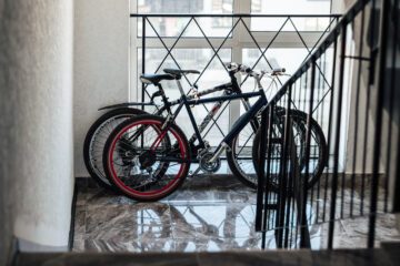 Fahrradtransport durch das Treppenhaus eines Mietshauses – Unterlassungsanspruch