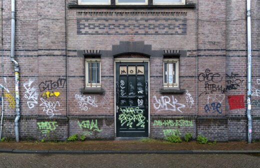 Mietvertragskündigung bei Beschmieren der Hausfassade mit vermieterfeindlichen Schriftzügen