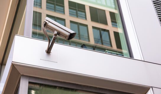 Abwehranspruch im Hauseingang montierte Überwachungskamera-Attrappe