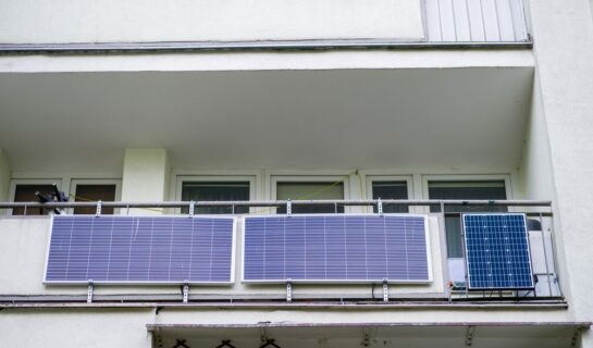 Mini Photovoltaik Anlage auf dem Balkon – Auf was müssen Mieter achten?