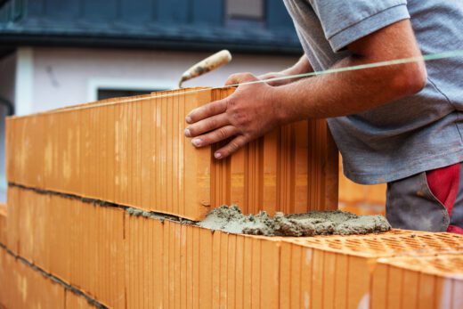 Lärm- und Schmutzimmissionen von Baustelle auf Nachbargrundstück sind MietmangelLG Hamburg
Az.: 311 S 5/22
Urteil vom 13.01.2023
1. Es wird festgestellt, dass sich die Klage in der Hauptsache in Höhe von Euro 873,66 erledigt hat. Im Übrigen wird die Klage abgewiesen.
2. Auf die Widerklage wird die Klägerin verurteilt, an den Beklagten Euro 1.092,18 nebst Zinsen in Höhe von 5 Prozentpunkten über dem Basiszinssatz seit dem 24.03.2021 zu zahlen. Im Übrigen wird die Widerklage abgewiesen.
3. Von den Kosten des Rechtsstreits in erster Instanz haben die Klägerin 44% und der Beklagte 56% zu tragen. Von den Kosten der Nebenintervention in erster Instanz hat der Beklagte 56% zu tragen. Im Übrigen hat die Nebenintervenientin ihre Kosten in erster Instanz selbst zu tragen.
Von den Kosten des Rechtsstreits in zweiter Instanz haben die Klägerin 80% und der Beklagte 20% zu tragen. Von den Kosten der Nebenintervention in zweiter Instanz hat der Beklagte 20% zu tragen. Im Übrigen hat die Nebenintervenientin ihre Kosten in zweiter Instanz selbst zu tragen.
4. Das Urteil ist vorläufig vollstreckbar.
5. Die Revision wird nicht zugelassen.
Beschluss
Unter Abänderung des Beschlusses des Amtsgerichts vom 09.12.2021 wird der Streitwert für die erste Instanz auf Euro 3.109,63 festgesetzt.
Der Streitwert für das Berufungsverfahren wird auf Euro1.949,94 festgesetzt.
Gründe
I.
Von der Abfassung eines Tatbestands wird gem. §§ 540 Abs. 2, 313a Abs. 1 S. 1 ZPO abgesehen.
II.
Die zulässige - insbesondere gem. §§ 517, 519, 520 ZPO form- und fristgerecht eingelegte und begründete - Berufung der Klägerin und der Nebenintervenientin hat in der Sache nur teilweise Erfolg.
A.
Nachdem die Klägerin die Klage einseitig für erledigt erklärt hat, war festzustellen, dass sich der Rechtsstreit in Höhe von Euro 873,66 erledigt hat. Denn (nur) in dieser Höhe war die ursprünglich auf Zahlung von Euro 1.965,79 gerichtete Klage zulässig und begründet und ist durch ein nach Rechtshängigkeit eingetretenes Ereignis unbegründet geworden.
I. Die auf Zahlung restlicher Miete für die Zeit von Juli bis Oktober 2018 gerichtete Klage war lediglich in Höhe von Euro 873,66 gem. § 535 Abs. 2 BGB begründet. Im Übrigen war die Klage dagegen unbegründet, weil die von dem Beklagten im vorgenannten Zeitraum geschuldete Miete gem. § 536 Abs. 1 S. 2 BGB gemindert war.
1. In der Zeit von Mai bis Oktober 2018 lag ein Mangel vor, welche die Tauglichkeit der Mietsache zum vertragsgemäßen Gebrauch erheblich gemindert hat.
Ein Mangel i.S.d. § 536 Abs. 1 BGB ist gegeben, wenn der tatsächliche Zustand der Mietsache vom vertraglich vorausgesetzten Zustand nachteilig abweicht. Mangels - konkludent - getroffener Beschaffenheitsvereinbarung der Mietvertragsparteien (vgl. BGH, NZM 2020, 598 Rn. 56 ff., beck-online) ist der zum vertragsgemäßen Gebrauch geeignete Zustand unter Berücksichtigung des vereinbarten Nutzungszwecks und des Grundsatzes von Treu und Glauben (§ 242 BGB) nach der Verkehrsanschauung zu bestimmen. Sofern die Parteien bei Vertragsschluss die Bautätigkeit der Nebenintervenientin auf dem angrenzenden Grundstück und die daraus resultierenden Geräuschimmissionen bedacht hätten, so würden sie sich darauf verständigt haben, dass die Störung durch Geräuschimmissionen Dritter nur dann als Mangel der Mietwohnung anzusehen ist, wenn die Klägerin selbst diese Immissionen gem. § 906 BGB nicht oder jedenfalls nicht entschädigungslos dulden müsste. Insoweit nimmt der Wohnungsmieter an der Situationsgebundenheit des Mietgrundstücks teil. Im Falle einer Duldungspflicht gegen Entschädigung wäre diese Verständigung dahin gegangen, dass sich ein dann gem. § 906 Abs. 2 S. 2 BGB bestehender Ausgleichsanspruch in einer adäquaten Minderung der vereinbarten Miete hätte niederschlagen müssen (vgl. BGH, NJW 2015, 2177 Rn. 23 ff.; 42, beck-online; NZM 2020, 598 Rn. 24 ff., beck-online; NZM 2022, 178 Rn. 27 ff., beck-online).
Die Darlegungs- und Beweislast verteilt sich nach den im Wohnraummietrecht geltenden Grundsätzen nach Verantwortungsbereichen. Deshalb hat der Mieter darzulegen und erforderlichenfalls zu beweisen, dass die von ihm angemietete Wohnung aufgrund der benachbarten Baustelle Geräusch- und Schmutzimmissionen ausgesetzt ist, welche die Gebrauchstauglichkeit der Wohnung unmittelbar (erheblich) beeinträchtigen, und dass es sich dabei um eine wesentliche Beeinträchtigung i.S.d. § 906 Abs. 1 S. 1 BGB handelt (BGH, NZM 2020, 598 Rn. 64 ff., beck-online; NZM 2022, 178 Rn. 40, beck-online). Insoweit ist es weder erforderlich, dass der Mieter Lärmprotokolle führt noch, dass er das Ergebnis einer Messung des von den Bauarbeiten ausgehenden Schalldruckpegels in Dezibel (dB) vorlegt. Der Mieter genügt seiner Darlegungslast vielmehr bereits mit einer Beschreibung, aus der sich ergibt, um welche Art von Beeinträchtigung es geht und zu welchen Tageszeiten, über welche Zeitdauer und in welcher Frequenz diese ungefähr auftreten, soweit sich daraus der Rückschluss auf eine i.S.d. § 906 Abs. 1 S. 1 BGB wesentliche Beeinträchtigung ergibt. Ausreichend ist die Beschreibung dieser Beeinträchtigungen nach den für das streitgegenständliche Bauvorhaben üblichen Bauphasen (BGH, NZM 2020, 598, Rn. 83-85, beck-online; NZM 2022, 178 Rn. 41/42, beck-online).
a) Die Wohnung des Beklagten war in der streitgegenständlichen Zeit Immissionen ausgesetzt, welche die Gebrauchstauglichkeit der Mietsache nicht nur unerheblich beeinträchtigt haben.
aa) Das Amtsgericht hat festgestellt, dass die Wohnung des Beklagten im Zeitraum von Mai 2018 bis Oktober 2018 aufgrund der benachbarten Baustelle Immissionen in Form von Staub und Lärm ausgesetzt war.
Hieran ist das Berufungsgericht gem. § 529 Abs. 1 Nr. 1 ZPO gebunden, soweit nicht konkrete Anhaltspunkte Zweifel an der Richtigkeit oder Vollständigkeit der entscheidungserheblichen Feststellungen begründen und eine erneute Feststellung gebieten. Konkrete Anhaltspunkte in diesem Sinne sind alle objektivierbaren rechtlichen oder tatsächlichen Einwände gegen die erstinstanzlichen Feststellungen. Zweifel i.S.d. § 529 Abs. 1 Nr. 1 ZPO liegen etwa schon dann vor, wenn aus der für das Berufungsgericht gebotenen Sicht eine gewisse - nicht notwendig überwiegende - Wahrscheinlichkeit dafür besteht, dass im Fall der Beweiserhebung die erstinstanzliche Feststellung keinen Bestand haben wird, sich also deren Unrichtigkeit herausstellt (BGH, NJW-RR 2019, 1343 Rn. 11, beck-online).
In diesem Sinne liegen keine konkreten Anhaltspunkte für Zweifel an der Richtigkeit oder Vollständigkeit der durch das Amtsgericht getroffenen vorgenannten Feststellung vor. Insbesondere steht diese in Übereinstimmung mit den protokollierten Zeugenaussagen und dem Ergebnis der persönlichen Anhörung des Beklagten. Denn der Beklagte hat in seiner persönlichen Anhörung insbesondere angegeben, dass die Abrissarbeiten ab Mai 2018 häufig schon um 07:00 Uhr begonnen hätten, weshalb er aufgrund des damit verbundenen Lärms nicht mehr habe schlafen können. Der Beklagte hat weiter detailliert die einzelnen Baumaßnahmen beschrieben und erklärt, dass er aufgrund der damit verbundenen Lärmbelästigung die Fenster habe geschlossen halten müssen, wobei die Geräusche selbst bei geschlossenem Fenster störend wahrnehmbar gewesen seien und etwa das Hören von Musik, bzw. das Schauen von Fernsehen beeinträchtigt hätten. Überdies sei der Balkon trotz guten Wetters nicht nutzbar gewesen und dieser habe regelmäßig abgestaubt werden müssen. Gestützt werden diese Angaben insbesondere durch die Aussage des Zeugen M., der ein Lärmprotokoll für den hier streitgegenständlichen Zeitraum (= Bl. 180 ff. d.A.) geführt und bestätigt hat, dass Baugeräusche sowie Erschütterungen in seiner Wohnung wahrnehmbar gewesen seien, weshalb er z.T. Kopfschmerzen bekommen und den Fernseher habe ausschalten müssen. Auf dem Balkon habe sich regelmäßig Staub angesammelt und dieser sei den ganzen Sommer über - außer Sonntags - nicht nutzbar gewesen. Die Aussagen der auf Antrag der Klägerin vernommenen Zeugen G., T. und B., die auf der Baustelle in unterschiedlicher Funktion tätig waren, stehen bereits nicht in Widerspruch zu den Angaben des Beklagten und der Aussage des Zeugen M.. Vielmehr hat insbesondere der Zeuge G. bekundet, dass im auch August zunächst noch Abbrucharbeiten stattgefunden hätten, die durchaus zu Erschütterungen geführt haben könnten. Auch seien Geräusche von den eingesetzten Maschinen sowie den Kettensägen ausgegangen. Der Zeuge B. hat im Wesentlichen bekundet, dass er ab Mai 2018 Abbrucharbeiten mit einem Bagger mit Betonschere ausgeführt habe und dabei der Staub durchgängig mit Wasser reduziert worden sei. Das schließt aber die von dem Zeugen M. bekundete Staubbelastung seines Balkons nicht aus. Der Zeuge T. war erst ab September 2018 auf der Baustelle tätig und hat die Arbeitszeiten von 07:00 Uhr bis 17:00 Uhr bestätigt. Dass er auch bekundet hat, keine Erschütterungen und kein "Dröhnen" wahrgenommen zu haben, begründet keine - nicht notwendig überwiegende - Wahrscheinlichkeit, dass die erstinstanzliche Feststellung im Fall der Wiederholung der Beweisaufnahme keinen Bestand hat.
Entgegen der Auffassung der Rechtsmittelführer ist die Beweiswürdigung des Amtsgerichts nicht etwa deshalb mangelhaft, weil die Zeugen sich nicht konkret zu den Verhältnissen in der Wohnung des Beklagten äußern konnten. Denn insoweit beruhen die getroffenen Feststellungen maßgeblich auf der persönlichen Anhörung des Beklagten, die gestützt werden durch die Aussage des Zeugen M.. Die Aussage des Zeugen M. erlaubt auch den Rückschluss auf die Beeinträchtigungen in der im 4. Stockwerk belegenen und unmittelbar an die Baustelle angrenzenden Wohnung des Beklagten, weil dessen im 5. Stockwerk belegene Wohnung ebenfalls an die Baustelle grenzt. Insoweit ist davon auszugehen, dass die Beeinträchtigungen durch Lärm, Staub und Erschütterungen vergleichbar waren.
bb) Bei den festgestellten Immissionen (vgl. A. I. a) aa)) handelt es sich aufgrund von deren Dauer und Intensität auch ersichtlich um eine nicht unerhebliche Beeinträchtigung des vertraglich geschuldeten Mietgebrauchs.
b) Der insoweit darlegungs- und beweisbelastete Beklagte hat auch bewiesen, dass die Klägerin die von der Baustelle ausgehenden Immissionen nicht entschädigungslos dulden musste, weil ihr Grundstück nicht nur unwesentlich beeinträchtigt war (§ 906 Abs. 1 S. 1 BGB).
Maßgeblich bei der Frage nach der Wesentlichkeit einer Beeinträchtigung i.S.d. § 906 Abs. 1 S. 1 BGB ist das Ausmaß, in dem die Benutzung nach der tatsächlichen Zweckbestimmung des Grundstücks gestört wird, wobei auf das Empfinden eines verständigen Durchschnittsmenschen abzustellen und eine wertende Würdigung privater und öffentlicher Belange vorzunehmen ist (BGH, Urteil vom 26. Oktober 2018 - V ZR 143/17; OLG Hamm, Urteil vom 1. Dezember 2008 - 5 U 161/08; Staudinger/Roth (2020) BGB § 906, Rn. 177).
Unter Berücksichtigung dieses Maßstabs stellen die - gem. § 529 Abs. 1 Nr. 1 ZPO bindend - festgestellten Lärm- und Schmutzimmissionen auch keine nur unwesentliche Beeinträchtigung i.S.d. § 906 Abs. 1 S. 1 BGB dar, wie auch das Amtsgericht schon ausgeführt hat. Zur Vermeidung von Wiederholungen kann auf die zutreffenden und umfassend begründeten Erwägungen des Amtsgerichts verwiesen werden.
Entgegen der Auffassung der Rechtsmittelführer setzt die Beurteilung von Immissionen als nicht unwesentlich i.S.d. § 906 Abs. 1 S. 1 BGB keinesfalls zwingend voraus, dass der Mieter stets die Überschreitung von Grenzwerten darlegt und beweist. Bei § 906 Abs. 1 S. 2 u. 3 BGB handelt es sich lediglich um eine Regelvermutung, die besagt, dass bei Einhaltung von Grenz- oder Richtwerten regelmäßig eine unwesentliche Beeinträchtigung vorliegt. Der Bundesgerichtshof hat ausdrücklich festgehalten, dass der Mieter nicht das Ergebnis einer Messung des von den Bauarbeiten ausgehenden Schalldruckpegels in Dezibel (dB) vorlegen muss, sondern dass dieser seiner Darlegungslast mit einer Beschreibung genügt, aus der sich ergibt, um welche Art von Beeinträchtigung es geht und zu welchen Tageszeiten, über welche Zeitdauer und in welcher Frequenz diese ungefähr auftreten, soweit sich daraus der Rückschluss auf eine i.S.d. § 906 Abs. 1 S. 1 BGB wesentliche Beeinträchtigung ergibt (BGH, NZM 2020, 598, Rn. 83-85, beck-online; NZM 2022, 178 Rn. 41/42, beck-online). Maßgeblich ist - wie bereits ausgeführt - eine wertende Beurteilung des konkreten Einzelfalles.
Die Klägerin und die Nebenintervenientin rügen in diesem Zusammenhang ohne Erfolg, dass eine Gesundheitsbeeinträchtigung des Beklagten nicht hinreichend von diesem vorgetragen und bewiesen sei. Denn eine Gesundheitsgefährdung ist für die Bejahung der Wesentlichkeitsschwelle bei Lärmimmissionen nicht erforderlich (vgl. Staudinger/Roth (2020) BGB § 906, Rn. 191 m.w.N.).
Das Amtsgericht hat ausgeführt, dass es sich um "körperliches Unbehagen" hervorrufende Immissionen und nicht um bloß sozialadäquate Belästigungen gehandelt habe. Körperliches Unbehagen ist nicht stets mit einer Gesundheitsbeeinträchtigung verbunden. Vielmehr bringt diese Formulierung lediglich die sich aus den Zeugenaussagen und der Schilderung des Beklagten nachvollziehbar ergebende Schwere der Beeinträchtigungen zum Ausdruck, die eben körperlich - negativ - wahrnehmbar waren.
Zu Unrecht meinen die Rechtsmittelführer überdies, dass die Sozialadäquanz des Wohnungsbaus hier zu einer Bewertung der damit verbundenen Immissionen als unwesentliche Beeinträchtigung zwingen würde. Der bereits zitierten Rechtsprechung des Bundesgerichtshofs (NZM 2020, 598, Rn. 83-85, beck-online; NZM 2022, 178 Rn. 41/42, beck-online) lässt sich nichts dergleichen entnehmen. Vielmehr hat der BGH konkrete Tatsachenfeststellungen zu den geltend gemachten Beeinträchtigungen gefordert, was nicht notwendig wäre, wenn die mit dem Wohnungsbau verbundenen Immissionen stets als unwesentlich zu beurteilen wären. Fernliegend ist in diesem Zusammengang die mit der Berufungsbegründung geäußerte Auffassung, der Beklagte habe rechtlich gegen die Baugenehmigung vorgehen müssen.
c) Da der Beklagte hier seiner Darlegungs- und Beweislast nach den genannten Grundsätzen nachgekommen ist, hat die Klägerin ihrerseits darzulegen und zu beweisen, dass sie die von der Baustelle herrührenden Immissionen ohne eigene Abwehr- oder Entschädigungsmöglichkeiten nach § 906 BGB gegen die Nebenintervenientin hinnehmen musste. Dabei muss die Klägerin diejenigen, dem Verhältnis zwischen ihr und der Nebenintervenientin - und damit ihrem Verantwortungsbereich - entstammenden personen- oder grundstücksbezogenen Tatsachen vorbringen und ggfs. beweisen, die in Anbetracht des bis dahin festgestellten Sachverhalts dazu führen, dass weder Abwehr- noch Entschädigungsansprüche bestehen (vgl. BGH, NZM 2020, 598, Rn. 91, beck-online; NZM 2022, 178 Rn. 46/47, beck-online).
Diesen Anforderungen ist die Klägerin nicht nachgekommen, was mit der Berufung auch nicht geltend gemacht wird.
2. Infolge der geminderten Gebrauchstauglichkeit des Mietgegenstands war die Miete in der gesamten streitgegenständlichen Zeit um 15% herabgesetzt.
Sofern die Parteien bei Vertragsschluss die Bautätigkeit der Nebenintervenientin auf dem angrenzenden Grundstück und die daraus resultierenden Geräuschimmissionen bedacht hätten, so würden sie sich darauf verständigt haben, dass sich ein bestehender Ausgleichsanspruch gem. § 906 Abs. 2 S. 2 BGB in einer adäquaten Minderung der vereinbarten Miete niederschlagen muss. Entgegen der Auffassung der Rechtsmittelführer ist das Tatbestandsmerkmal der Unzumutbarkeit i.S.d. § 906 Abs. 2 S. 2 BGB nicht nur bei besonders großen Bauvorhaben erfüllt. Im hier zu beurteilenden konkreten Einzelfall ist die Unzumutbarkeit mit Blick auf die konkret festgestellten Beeinträchtigungen durch die Baustelle jedenfalls überschritten. Auch die - nach den Grundsätzen der Enteignungsentschädigung vorzunehmende - Bemessung des Ausgleichs für die Beeinträchtigung der Nutzung eines vom Eigentümer selbst bewohnten Hauses würde sich überdies an der hypothetischen Minderung des monatlichen Mietzinses orientieren (vgl. BGH, NJW 2009, 762, beck-online), weshalb insoweit kein abweichender Maßstab zur Anwendung kommt.
Das Berufungsgericht kann die Höhe der angemessenen Mietminderung i.S.d. § 536 Abs. 1 S. 2 BGB selber schätzen. Danach erachtet die Kammer eine Minderung um 15% für den gesamten hier relevanten Zeitraum mit Blick auf die nicht unerhebliche Beeinträchtigung der Mietwohnung des Beklagten durch Staub, Lärm und Erschütterungen für angemessen, aber auch ausreichend (vgl. LG München I, Urteil vom 14. Januar 2016 - 31 S 20691/14; LG Berlin, Urteil vom 9. Januar 2020 - 67 S 230/19).
3. Gegenstand der Klage waren offene Mietforderungen für die Monate Juli/August 2018 in Höhe von Euro 364,- sowie in Höhe von Euro 1.601,74 für die Monate September/Oktober 2018 (gesamt: Euro 1.965,74). Begründet war die Klage lediglich in Höhe von Euro 873,66.
Die monatliche Bruttomiete (Euro 1.213,50) war unter Berücksichtigung der vorstehenden Ausführungen um jeweils Euro 182,02 gemindert. Von dem Beklagten geschuldet war mithin eine monatliche Zahlung in Höhe von Euro 1.031,48.
In den Monaten Juli und August 2018 hat der Beklagte jeweils Euro 1.031,50 bezahlt, sodass der von der Klägerin mit der Klage ursprünglich darüber hinausgehende Betrag von Euro 364,- nicht geschuldet war und die Klage insoweit keinen Erfolg gehabt hätte.
Für die Monate September und Oktober 2018 hat der Beklagte jeweils Euro 412,63 und damit - unter Berücksichtigung der Minderung - insgesamt Euro 1.237,70 zu wenig an die Klägerin überwiesen. In Höhe von Euro 364,04 ist dieser Anspruch jedoch bereits vor Erhebung der Klage gem. § 389 BGB erloschen, sodass die Klage lediglich in Höhe von Euro 873,66 begründet war. Denn der Beklage hat mit anwaltlichem Schreiben vom 27.08.2018 (Anlage K 2 = Bl. 31 d.A.) mitgeteilt, dass er eine Minderung ab Mai 2018 geltend mache und das so errechnete Guthaben je zur Hälfte von der für die Monate September und Oktober 2018 geschuldeten Miete in Abzug bringe. Damit hat er - konkludent - die Aufrechnung gem. § 388 BGB erklärt.
II. Die in Höhe von Euro 873,66 begründete Klage ist durch ein nach Rechtshängigkeit eingetretenes Ereignis unbegründet geworden. Denn die Klägerin hat mit Schriftsatz vom 17.03.2021 erklärt, ein Betriebskostenguthaben des Beklagten für das Jahr 2018 sowie eine Zahlung des Beklagten ohne Tilgungsbestimmung (und unter Vorbehalt der richterlichen Entscheidung) vom 13.05.2020 auf die eingeklagte Mietforderung verrechnet zu haben (= Bl. 478 ff. d.A.).
Bereits die Aufrechnung gegen die Forderung des Beklagten aus der Betriebskostenabrechnung vom 02.12.2019 (= Bl. 489 d.A.) i.H.v. Euro 1.050,73 hat die klägerische Forderung gem. § 389 BGB vollständig zum Erlöschen gebracht.
III. Aus den vorgenannten Gründen ist auch der klägerische Hilfsantrag unbegründet. Zwar ist die Zahlung des Beklagten vom 13.05.2020 in Höhe von Euro 822,- unter einem qualifizierten Vorbehalt und damit ohne Erfüllungswirkung erfolgt, wie das Amtsgericht zutreffend ausgeführt hat. Die Klägerin kann von dem Beklagten indes nicht mit Erfolg die Vorbehaltloserklärung dieser Zahlung verlangen, weil ihr kein entsprechender Zahlungsanspruch zusteht (s.o.).
B.
Die Widerklage ist zulässig und in Höhe von Euro 1.092,18 begründet.
I. Die Widerklage ist zulässig. Zur Vermeidung von Wiederholungen kann auf die zutreffenden Ausführungen des Amtsgerichts betreffend die Zulässigkeit der Widerklage verwiesen werden. Selbst wenn der Beklagte in einem Parallelverfahren (auch) für den hier streitgegenständlichen Zeitraum die Feststellung der Mietminderung begehren sollte, würde dies der Zulässigkeit der hiesigen Leistungswiderklage nicht gem. § 261 Abs. 3 Nr. 1 ZPO entgegenstehen. Denn die Zahlungsklage recht weiter als die Feststellungsklage und betrifft daher einen anderen Streitgegenstand (vgl. BGH, NJW 2002, 751, beck-online).
II. Die Widerklage ist in Höhe von Euro 1.092,18 begründet. Denn nach den vorstehenden Ausführungen steht dem Beklagten ein Anspruch gegen die Klägerin aus der Abrechnungsabrede betreffend die Betriebskosten für das Jahr 2017 in Höhe von Euro 93,11 und für das Jahr 2018 in Höhe von (noch) Euro 177,07 zu. Überdies kann der Beklagte mit Erfolg die Rückzahlung der unter qualifiziertem Vorbehalt gezahlten Euro 822,- gem. § 812 Abs. 1 S. 1 Alt. 1 BGB von der Klägerin verlangen.
C.
Die Kostenentscheidung folgt aus §§ 92 Abs. 1 S. 1 Alt. 2, 97, 101 Abs. 1 ZPO.
Die Entscheidung über die vorläufige Vollstreckbarkeit beruht auf §§ 708 Nr. 10 S. 1, 713 ZPO.
Die Revision war nicht zuzulassen, weil die Rechtssache weder grundsätzliche Bedeutung hat noch die Fortbildung des Rechts oder die Sicherung einer einheitlichen Rechtsprechung eine Entscheidung des Revisionsgerichts erfordert. Die relevanten grundsätzlichen Rechtsfragen sind bereits durch den Bundesgerichtshof in drei Urteilen (NJW 2015, 2177; NZM 2020, 598; NZM 2022, 178) beantwortet und konturiert worden. Die Entscheidung der Kammer erschöpft sich in der Anwendung dieser Grundsätze auf den konkreten Einzelfall.
III.
Die Befugnis zur Abänderung des erstinstanzlichen Streitwerts durch das Rechtsmittelgericht folgt aus § 63 Abs. 3 Nr. 2 GKG. Der Streitwert in erster Instanz ist gem. § 45 Abs. 1 S. 1 GKG auf Euro 3.109,63 festzusetzen.
Entgegen der Auffassung des Amtsgerichts betreffen Klage und Widerklage hier nicht in vollem Umfang denselben Gegenstand i.S.d. § 45 Abs. 1 S. 3 GKG. Ein Gegenstand liegt vor, wenn die beiderseitigen Ansprüche sich dergestalt ausschließen, dass die Zuerkennung des einen die Aberkennung des anderen notwendigerweise bedingt (BDZ/Dörndorfer, 5. Aufl. 2021, GKG § 45 Rn. 4). Danach besteht zwischen Klage und Widerklage nur in Höhe von Euro 822,- Identität. Denn die Klägerin hat die Zahlung restlicher Miete für die Monate Juli-Oktober 2018 geltend gemacht, während der Beklagte widerklagend u. a. die für diesen Zeitraum unter dem Vorbehalt der richterlichen Entscheidung gezahlten Euro 822,- zurückfordert. Insoweit bedingt die Zuerkennung des einen die Aberkennung des anderen Anspruchs. Soweit der Beklagte indes mit der Widerklage die Auszahlung der Betriebskostenguthaben für 2017 (Euro 93,11) und 2018 (Euro 1.050,73) verlangt, besteht keine Identität im vorbezeichneten Sinne, weshalb diese Beträge der mit der Klage zunächst geltend gemachten Summer von Euro 1.965,79 hinzuzurechnen sind. Denn es war jedenfalls nicht per se ausgeschlossen, dass dem Beklagten der Nachweis der - von ihm geltend gemachten - noch höhere Minderungsquote gelingt und in diesem Fall hätte die Zuerkennung der Widerklage in keinem Zusammenhang mit der Abweisung der Klage gestanden.
Die Festsetzung des Streitwerts für die zweite Instanz setzt sich zusammen aus der Höhe, in der die Klägerin die Abweisung der Widerklage begehrt (Euro 1.351,24) sowie den in der ersten Instanz für den erledigten Teil entstandenen - durch Differenzrechnung zu ermittelnden - Kosten (vgl. BGH, NJW-RR 1996, 1210, beck-online). In erster Instanz sind nach einem Streitwert von Euro 3.109,63 Kosten in Höhe von Euro 1.928,- angefallen. Ohne die für erledigt erklärte Klage wären nach einem Streitwert von Euro 1.965,84 Kosten in Höhe von Euro 1.329,30 angefallen. Die Differenz in Höhe von Euro 598,70 ist dem nicht erledigten und mit der Berufung angegriffenen Teil hinzuzurechnen (= Euro 1.949,94).
