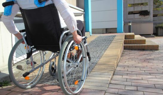 WEG – Rollstuhlrampe für Terrasse ist als bauliche Veränderung zulässig